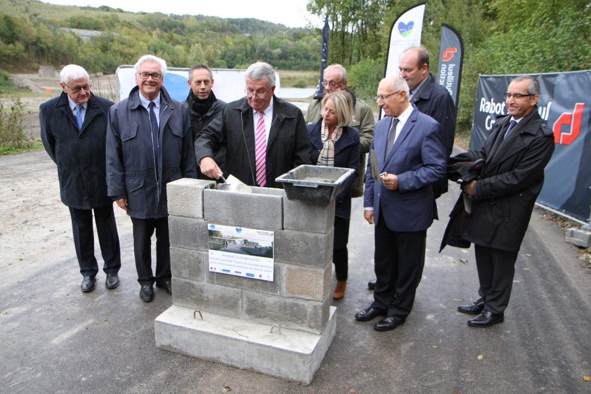 Pose de la première pierre du Centre Aquatique