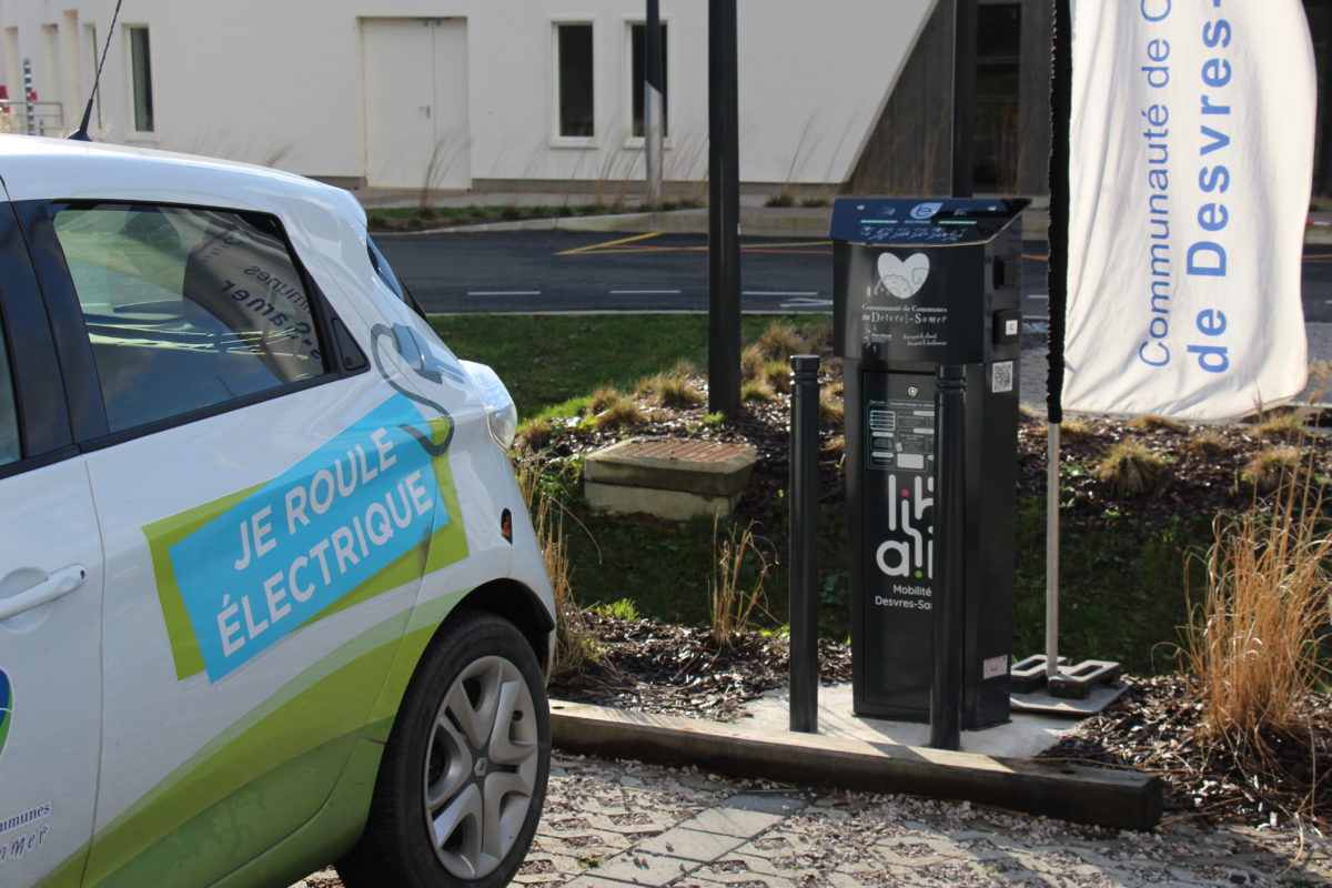 Des bornes de recharge pour véhicules électriques et un service d’autopartage